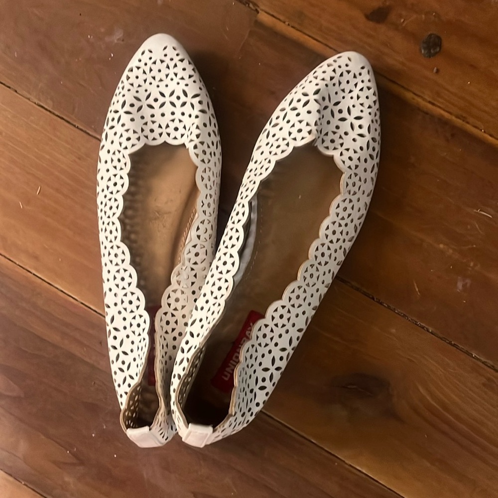 Unionbay white flats. Shoes have not been worn. Size‎ 7 but definitely a small 7
